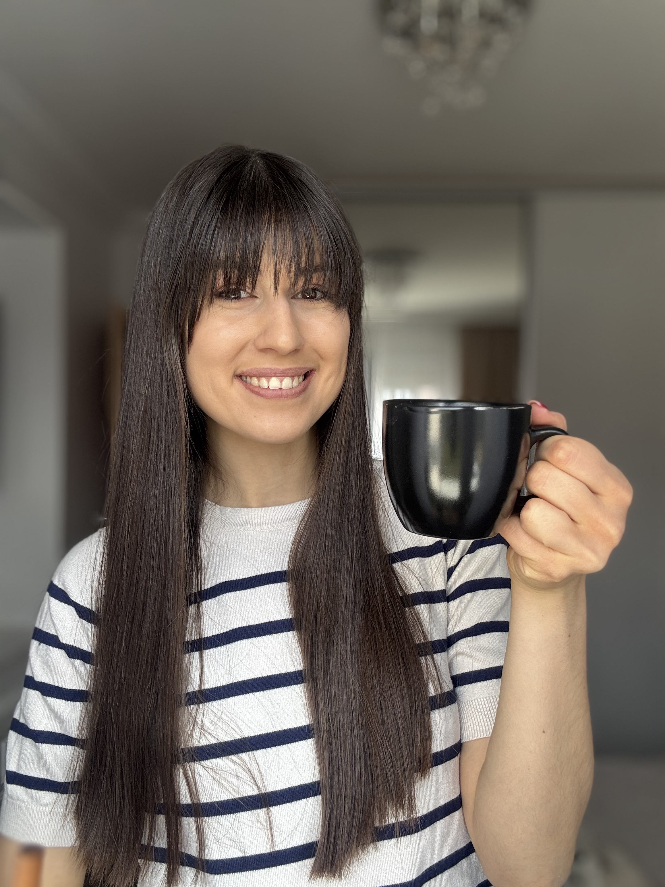 Marta Lisowska uśmiechająca się z kubkiem